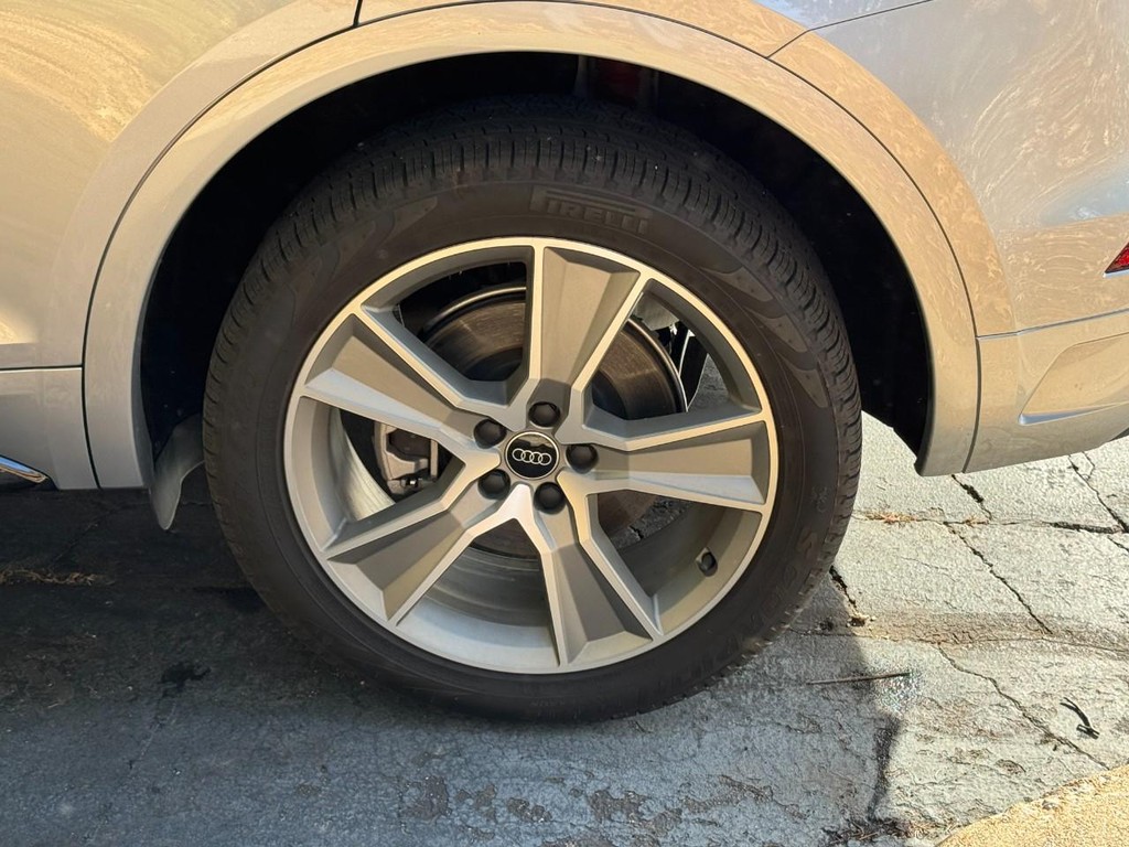 Audi Q5 Vehicle Full-screen Gallery Image 05