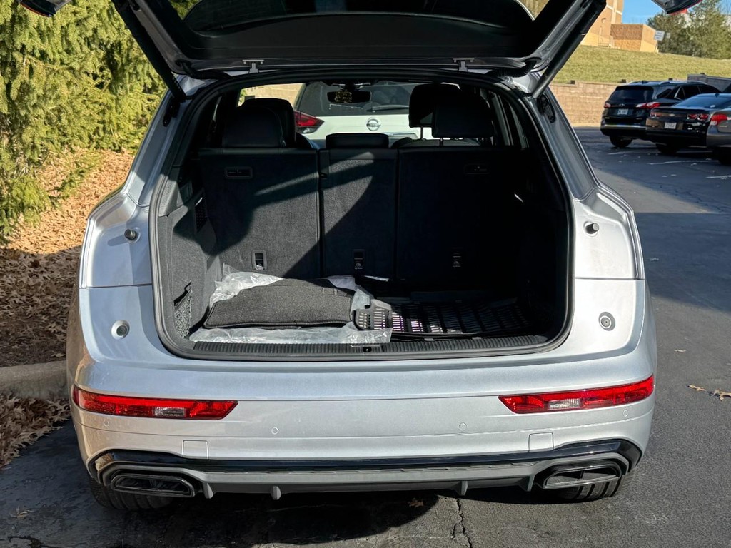 Audi Q5 Vehicle Full-screen Gallery Image 09