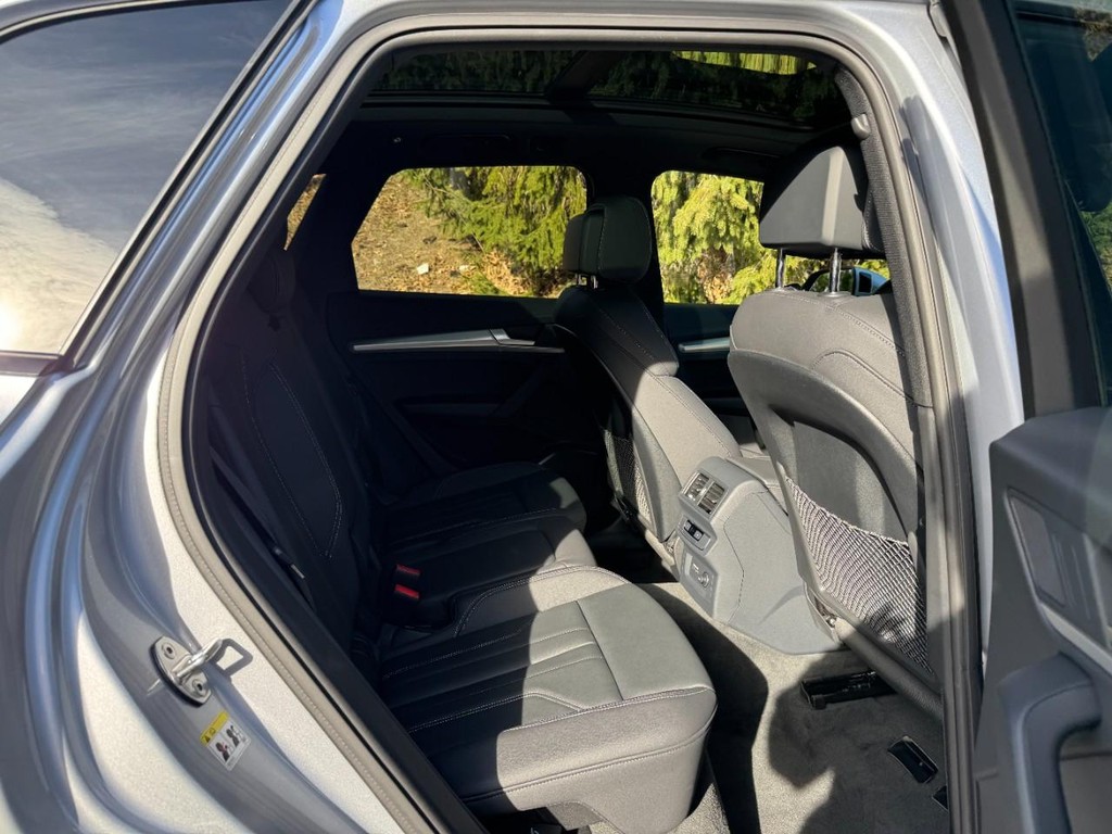 Audi Q5 Vehicle Full-screen Gallery Image 10