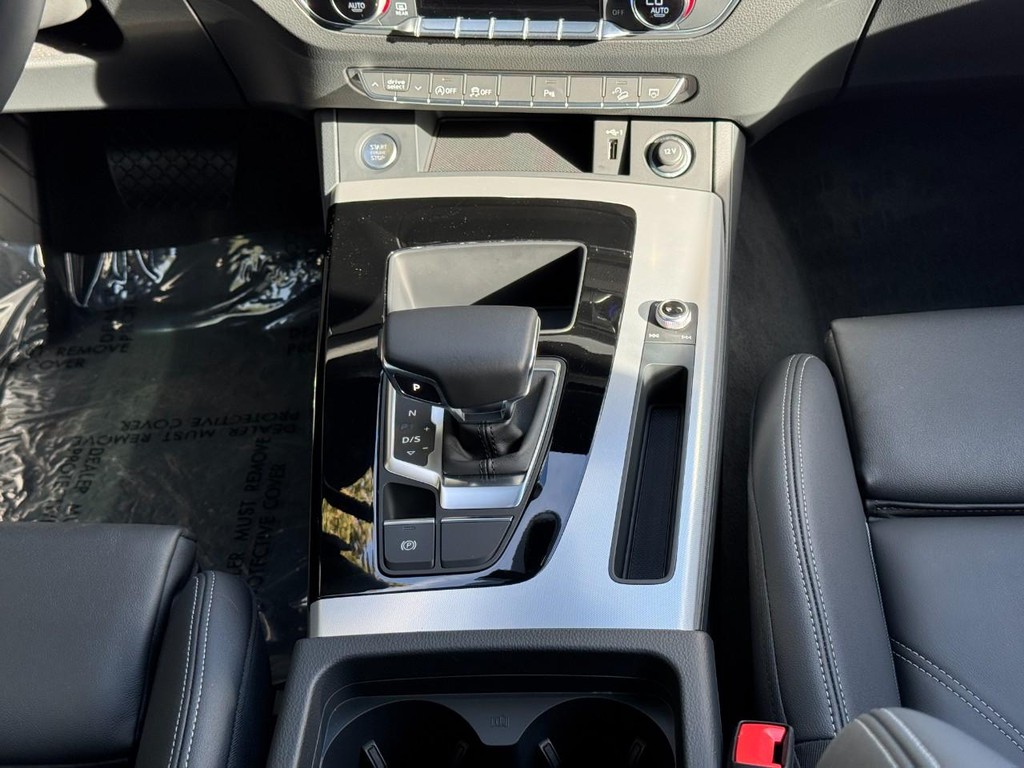 Audi Q5 Vehicle Full-screen Gallery Image 14