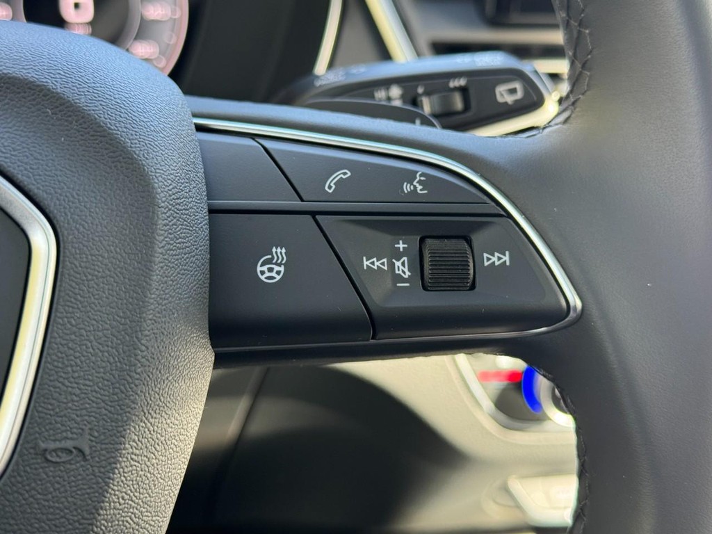 Audi Q5 Vehicle Full-screen Gallery Image 18