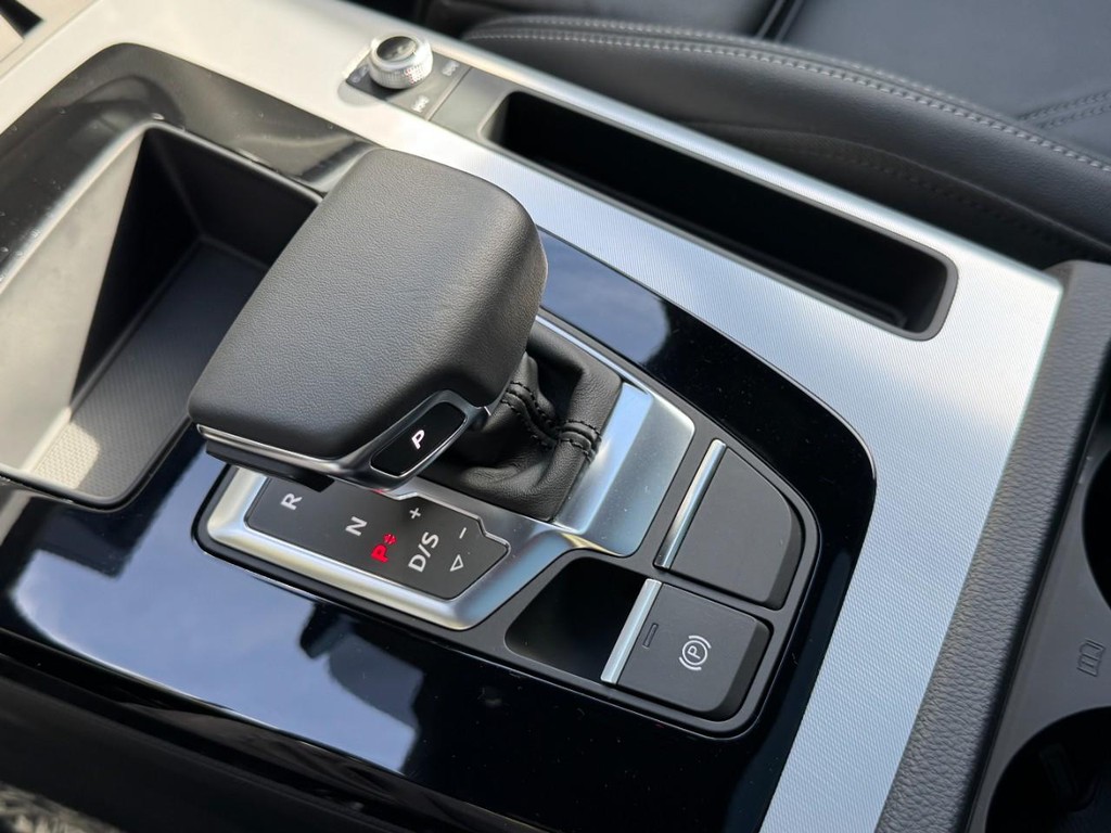 Audi Q5 Vehicle Full-screen Gallery Image 20