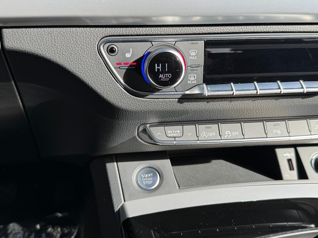 Audi Q5 Vehicle Full-screen Gallery Image 21