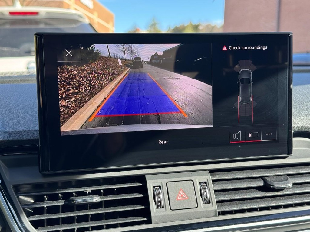 Audi Q5 Vehicle Full-screen Gallery Image 22