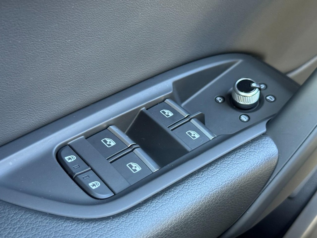 Audi Q5 Vehicle Full-screen Gallery Image 23