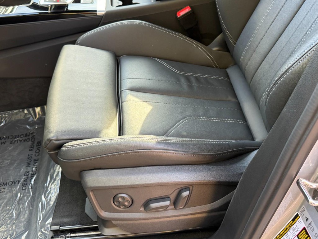 Audi Q5 Vehicle Full-screen Gallery Image 24