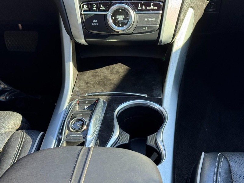 Acura TLX Vehicle Full-screen Gallery Image 14
