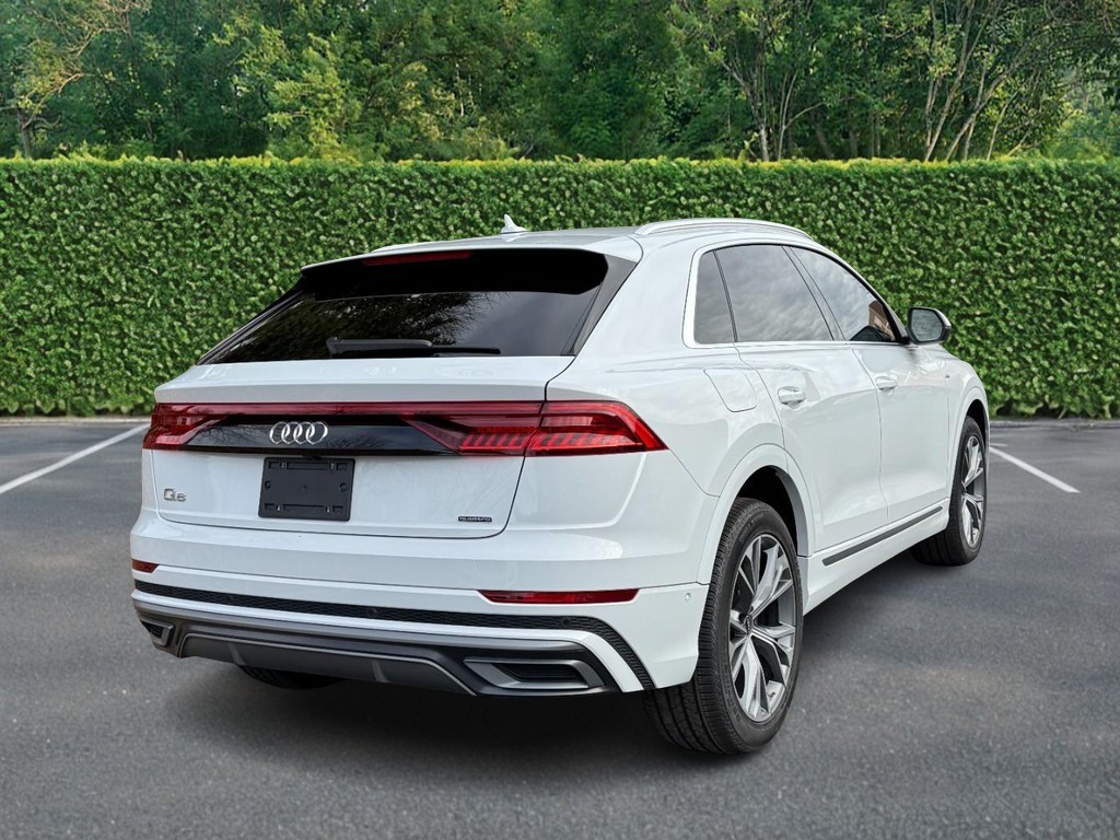 Audi Q8 Vehicle Full-screen Gallery Image 03