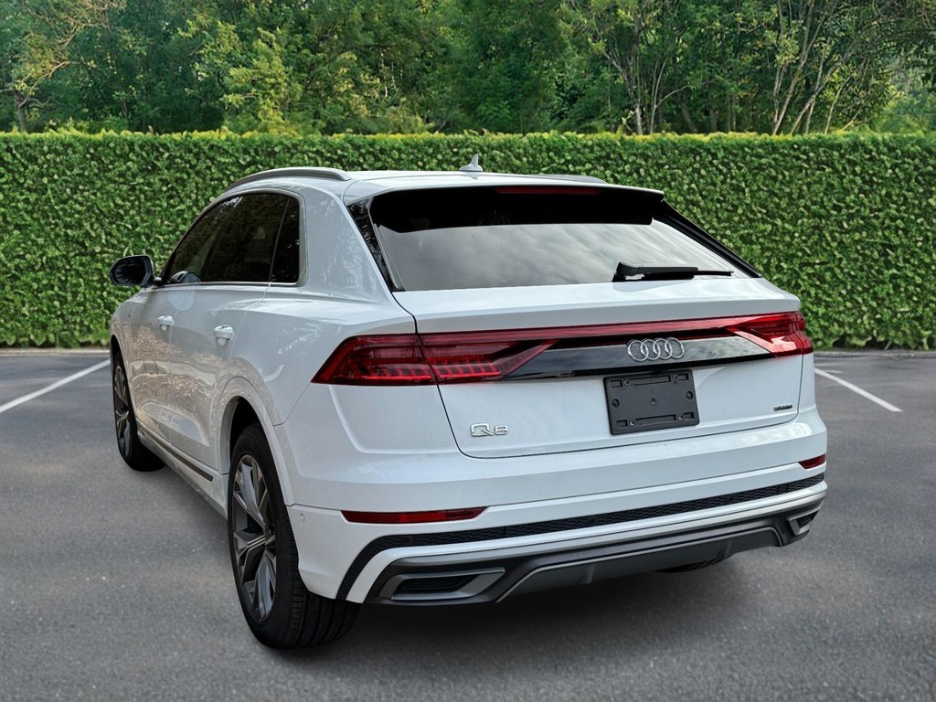 Audi Q8 Vehicle Full-screen Gallery Image 04