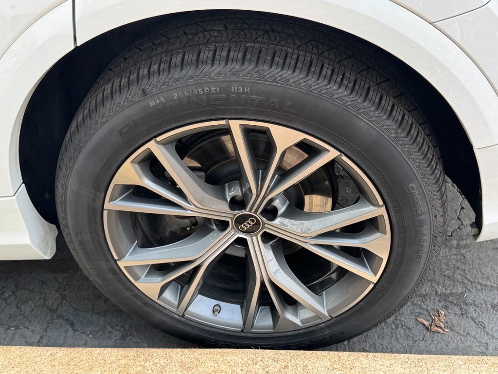 Audi Q8 Vehicle Full-screen Gallery Image 05