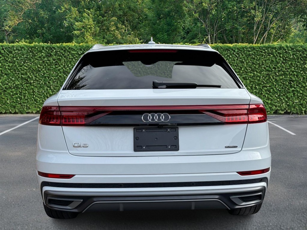 Audi Q8 Vehicle Full-screen Gallery Image 08