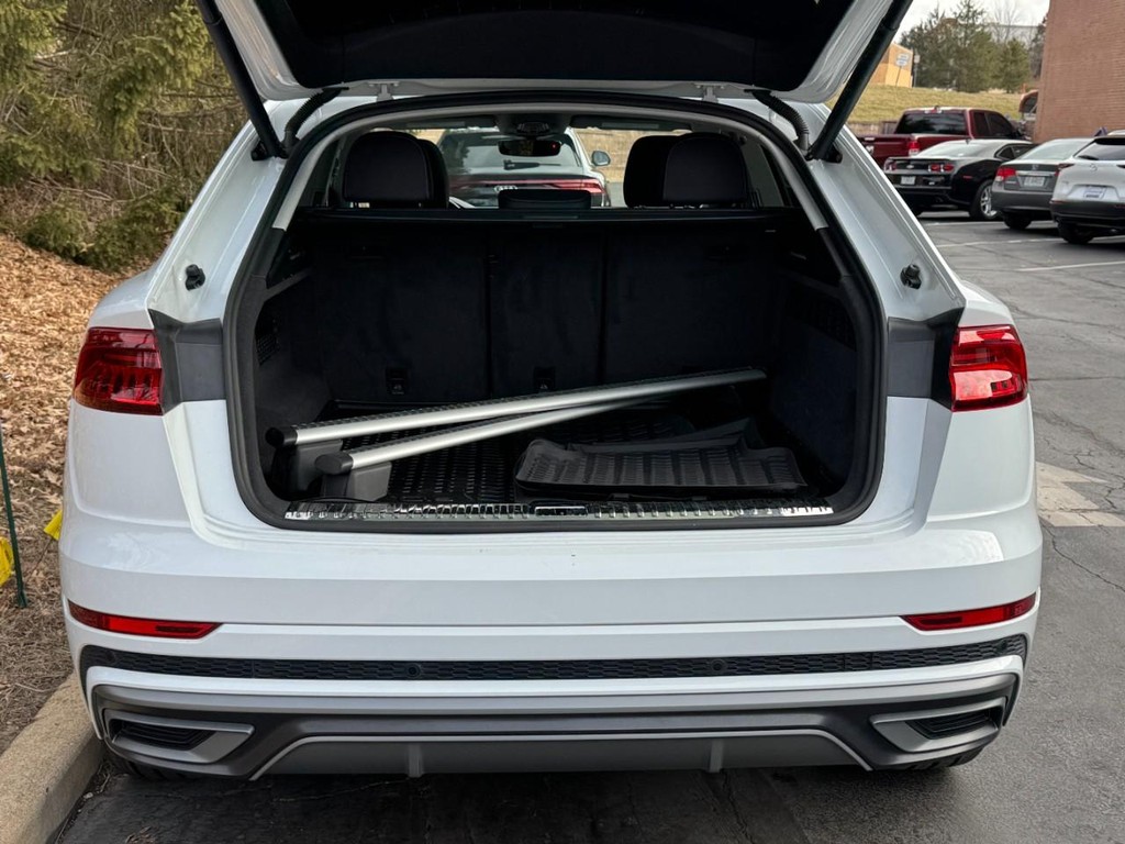 Audi Q8 Vehicle Full-screen Gallery Image 09