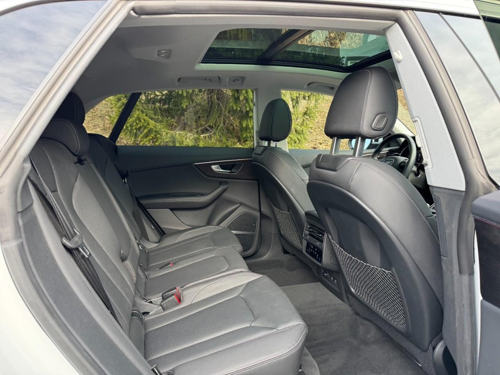 Audi Q8 Vehicle Full-screen Gallery Image 10