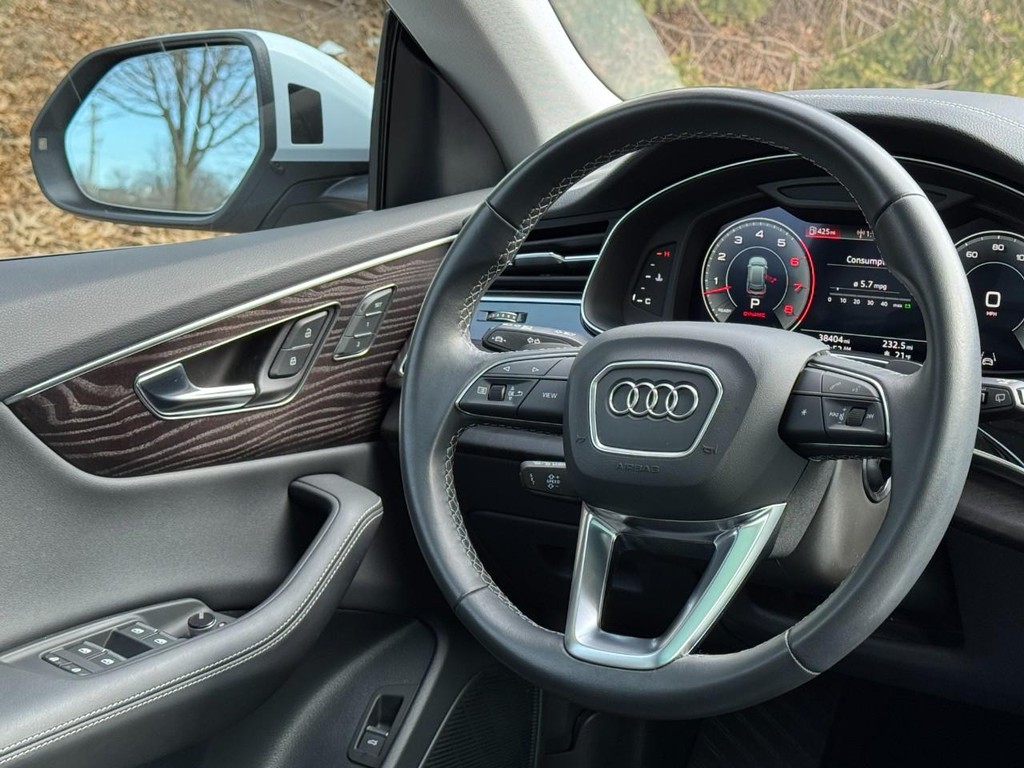 Audi Q8 Vehicle Full-screen Gallery Image 12