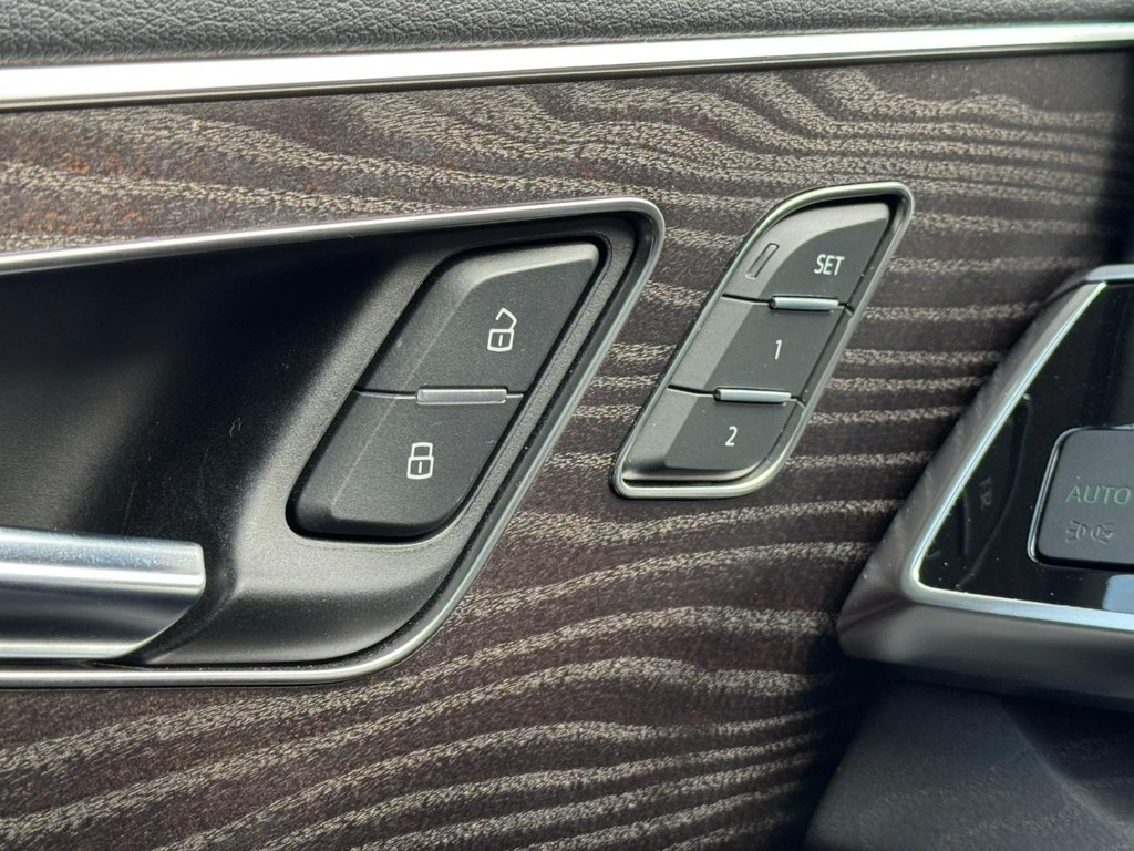 Audi Q8 Vehicle Full-screen Gallery Image 16