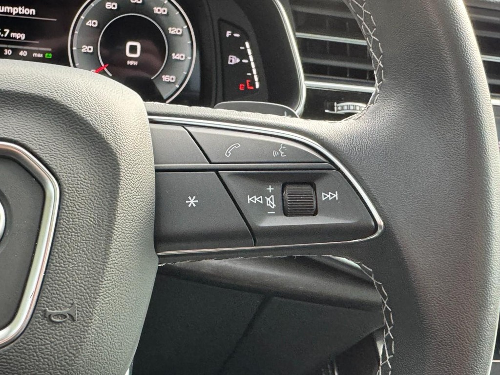 Audi Q8 Vehicle Full-screen Gallery Image 18