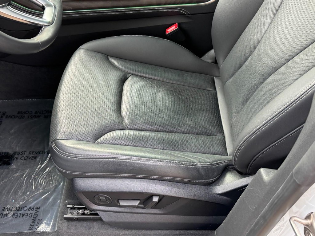 Audi Q8 Vehicle Full-screen Gallery Image 24