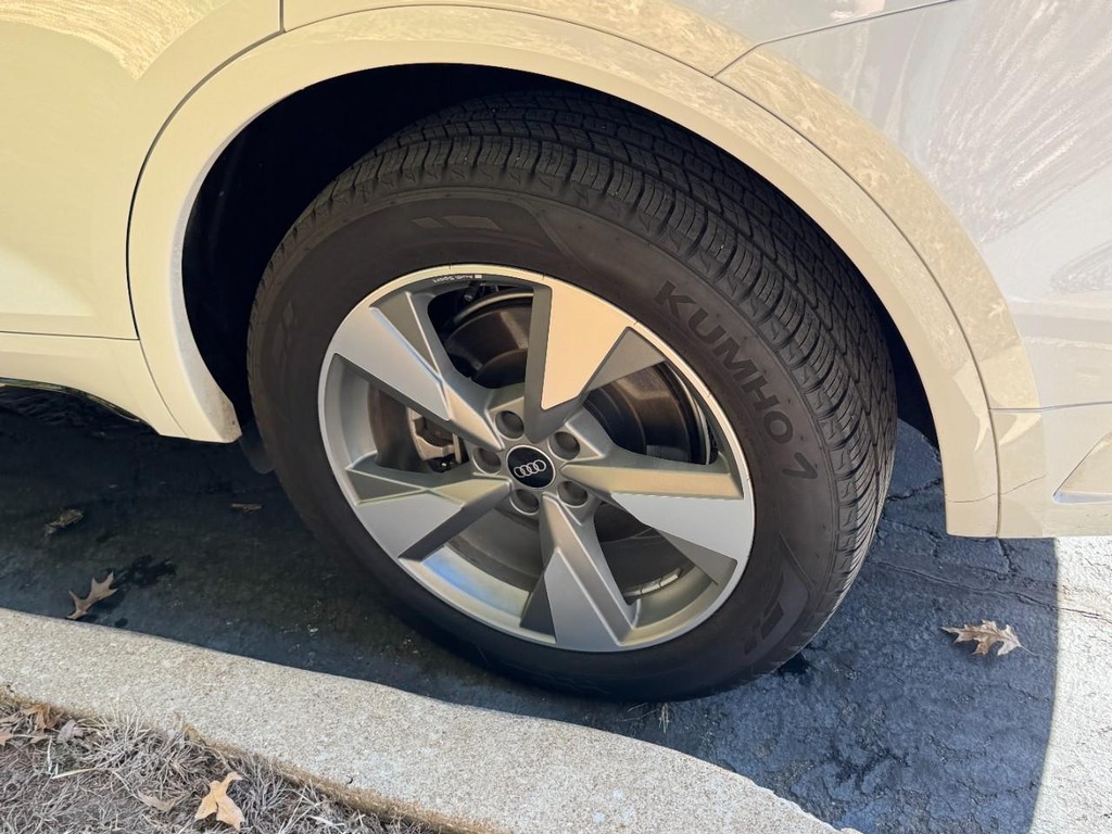 Audi Q5 Vehicle Full-screen Gallery Image 05