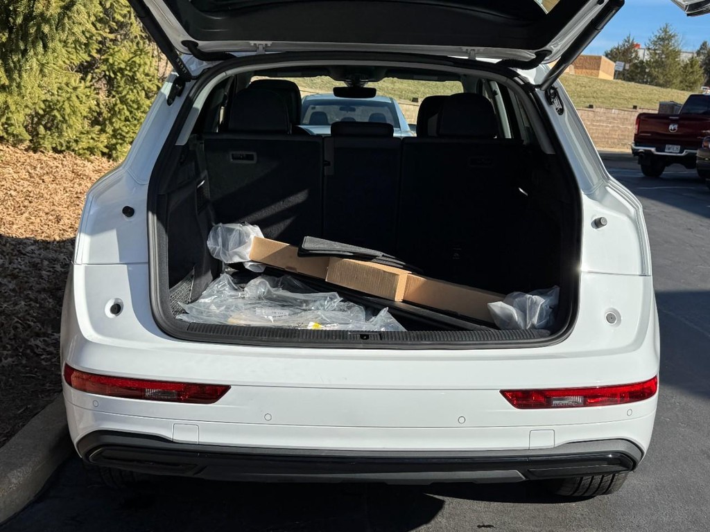 Audi Q5 Vehicle Full-screen Gallery Image 09