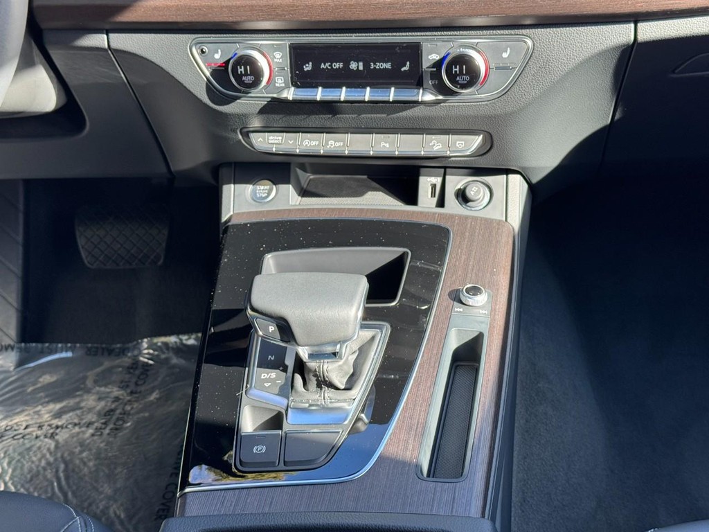 Audi Q5 Vehicle Full-screen Gallery Image 14