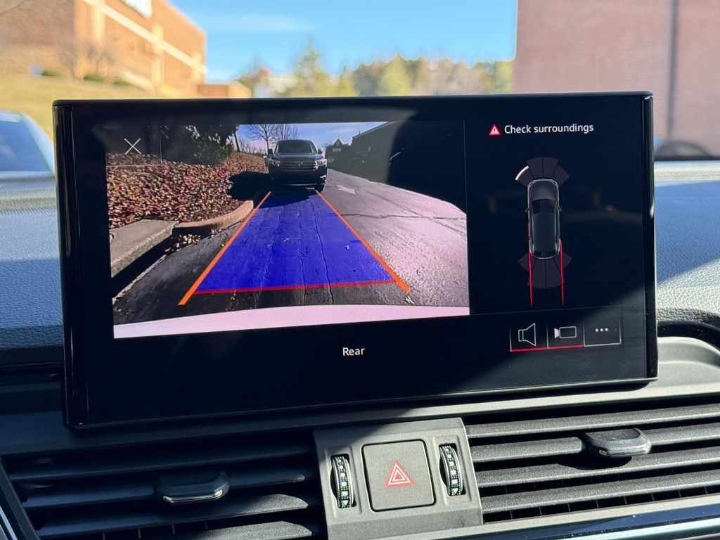 Audi Q5 Vehicle Full-screen Gallery Image 21