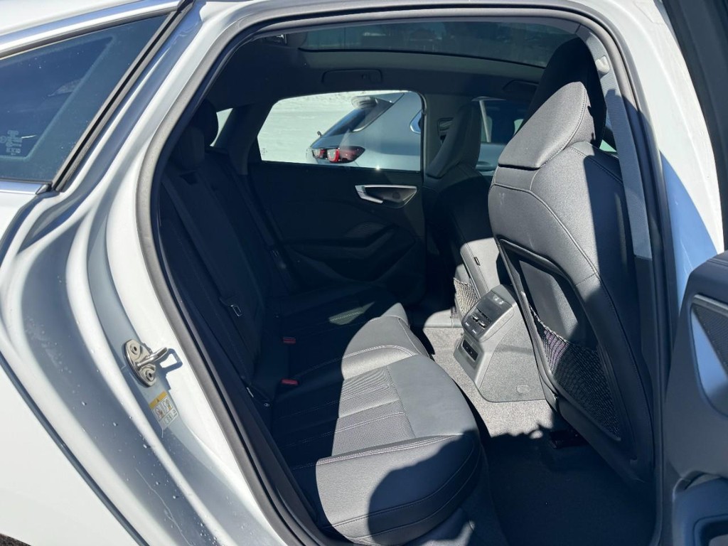 Audi A5 Vehicle Full-screen Gallery Image 10