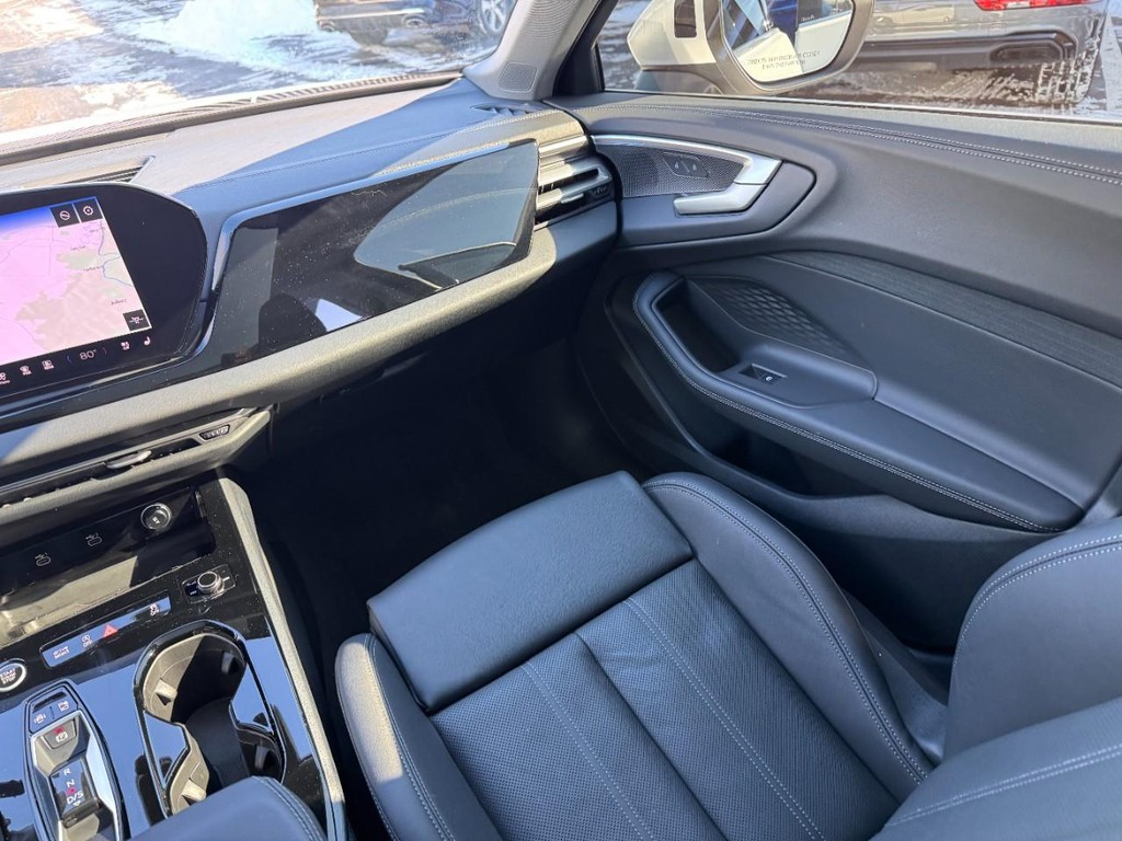 Audi A5 Vehicle Full-screen Gallery Image 15