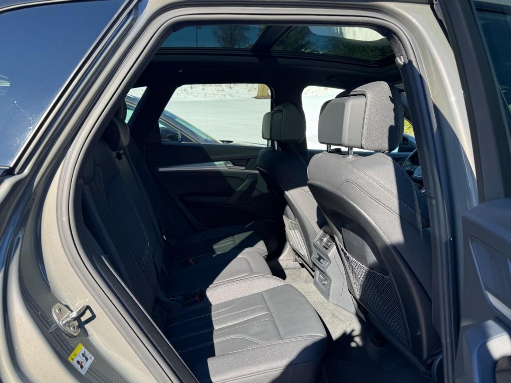 Audi Q5 Vehicle Full-screen Gallery Image 10