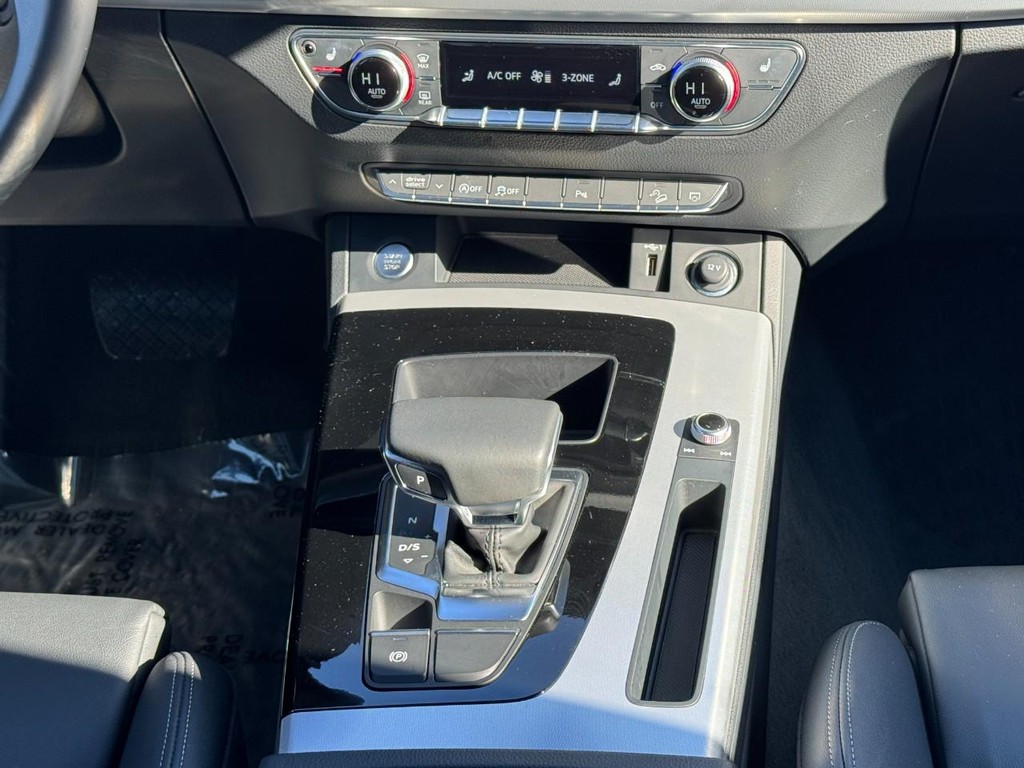 Audi Q5 Vehicle Full-screen Gallery Image 14