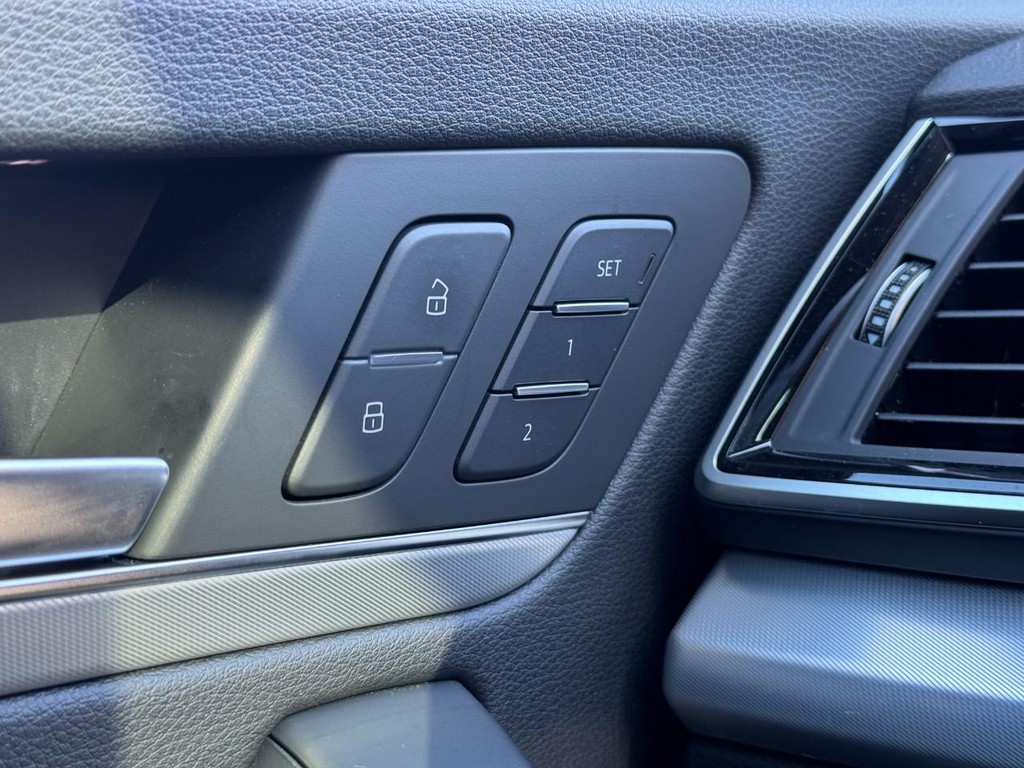 Audi Q5 Vehicle Full-screen Gallery Image 16