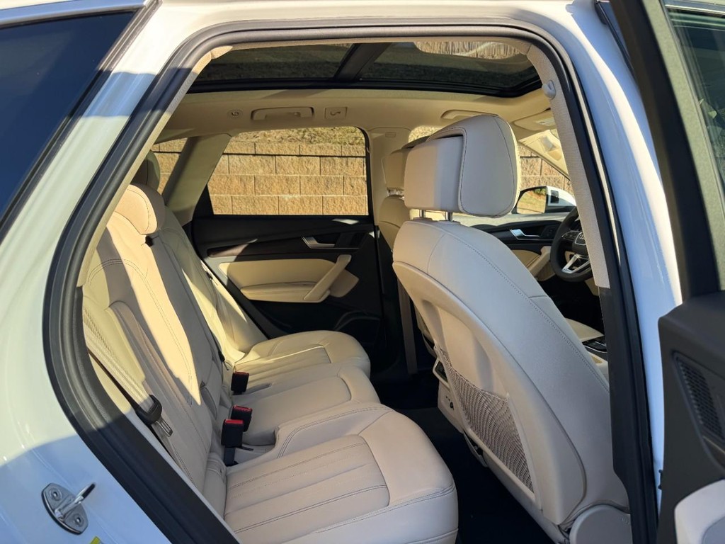 Audi Q5 Vehicle Full-screen Gallery Image 10