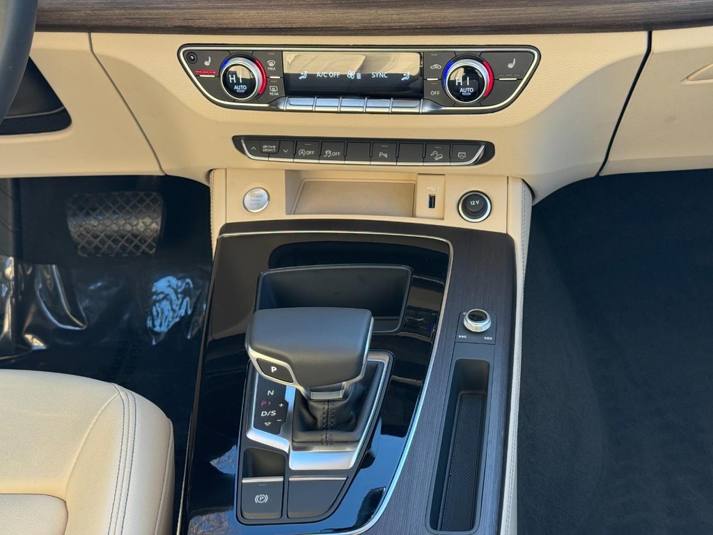 Audi Q5 Vehicle Full-screen Gallery Image 14