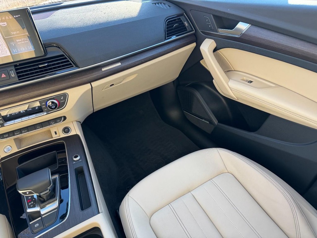 Audi Q5 Vehicle Full-screen Gallery Image 15