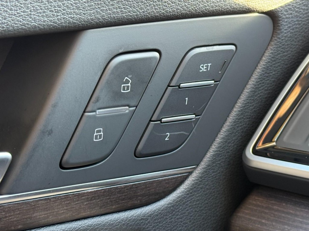 Audi Q5 Vehicle Full-screen Gallery Image 16