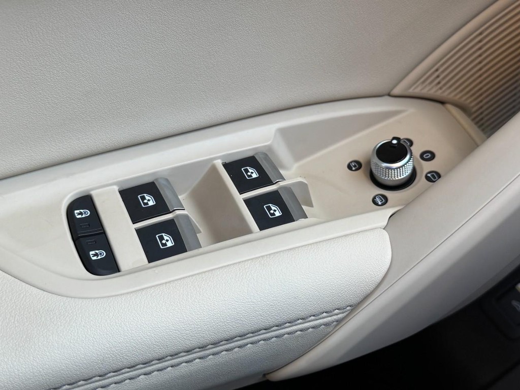 Audi Q5 Vehicle Full-screen Gallery Image 23