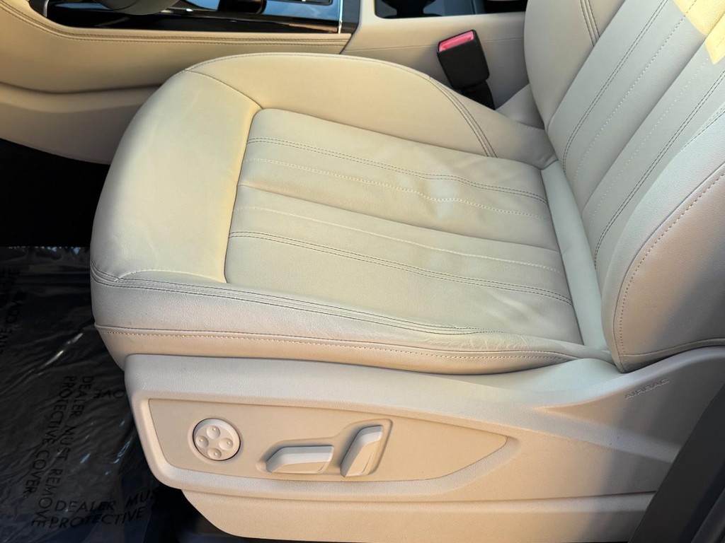 Audi Q5 Vehicle Full-screen Gallery Image 24