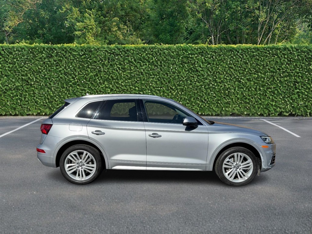 Audi Q5 Vehicle Full-screen Gallery Image 02