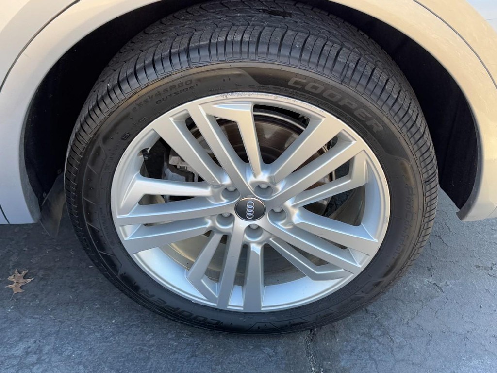 Audi Q5 Vehicle Full-screen Gallery Image 05