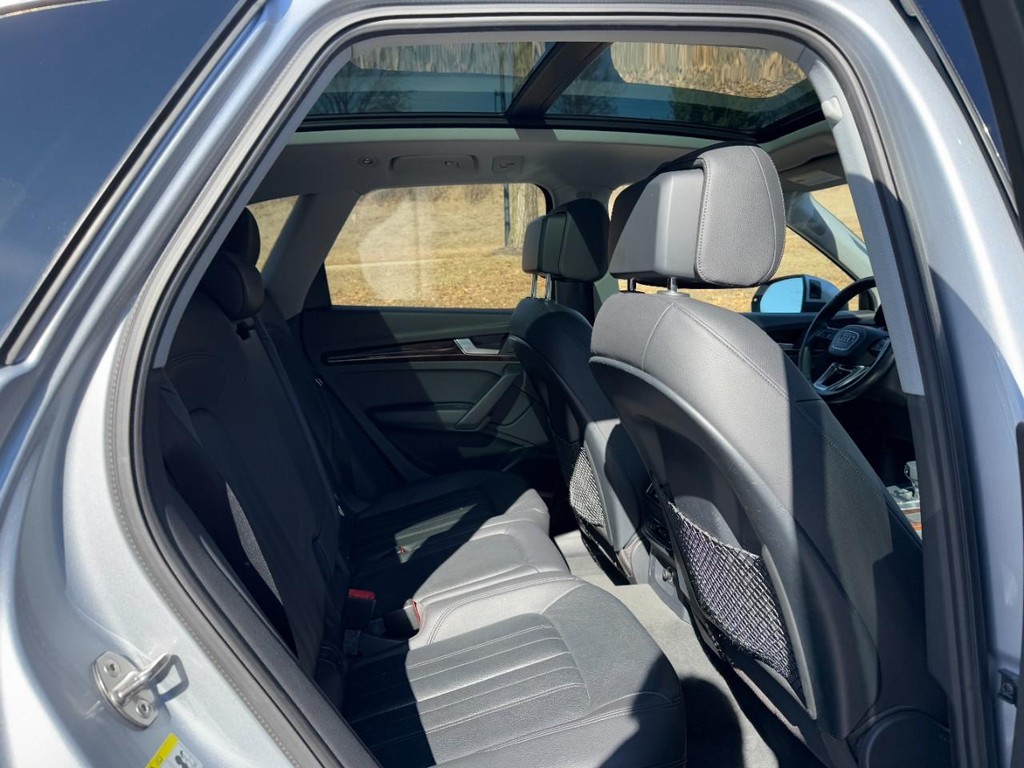 Audi Q5 Vehicle Full-screen Gallery Image 10