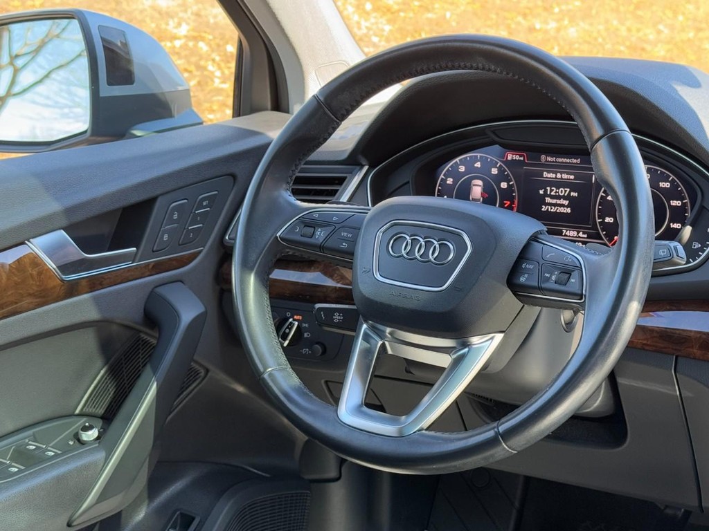 Audi Q5 Vehicle Full-screen Gallery Image 12