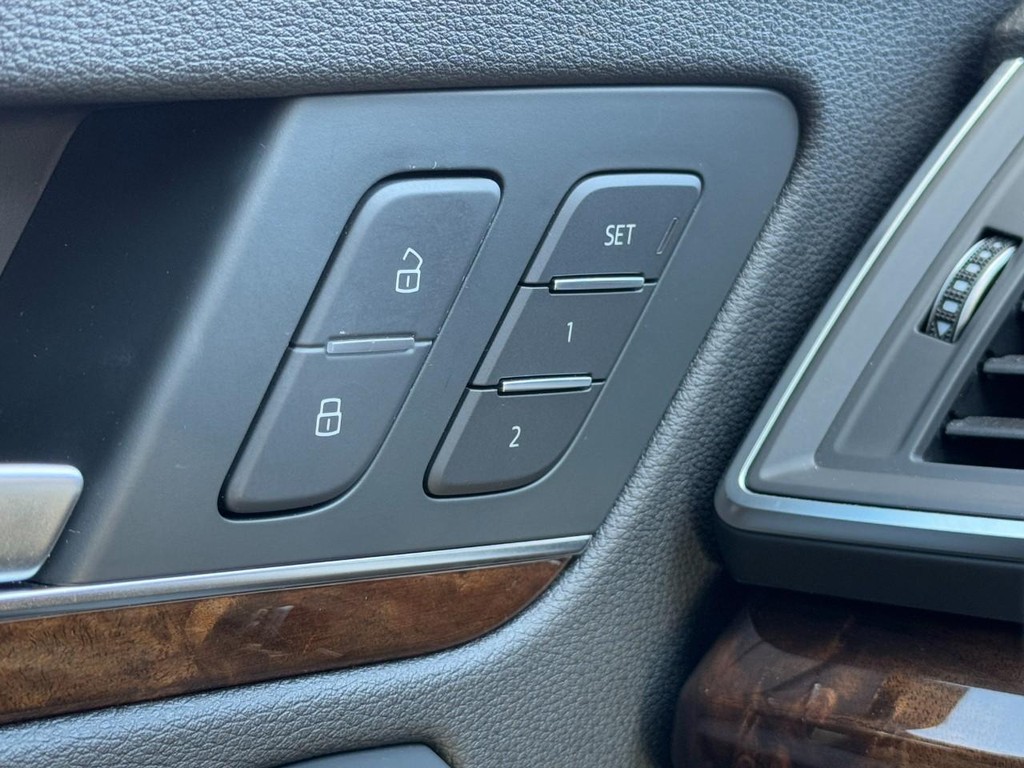 Audi Q5 Vehicle Full-screen Gallery Image 16