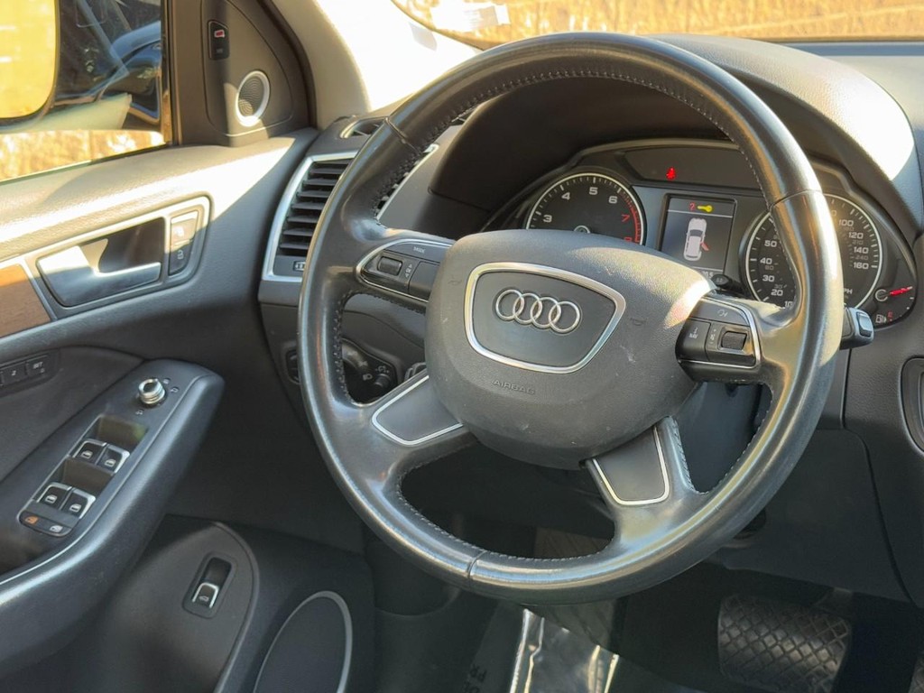 Audi Q5 Vehicle Full-screen Gallery Image 12