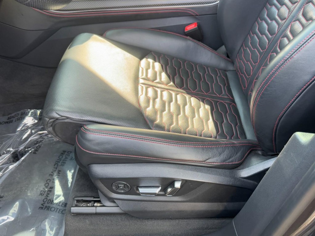 Audi RS Q8 Vehicle Full-screen Gallery Image 36