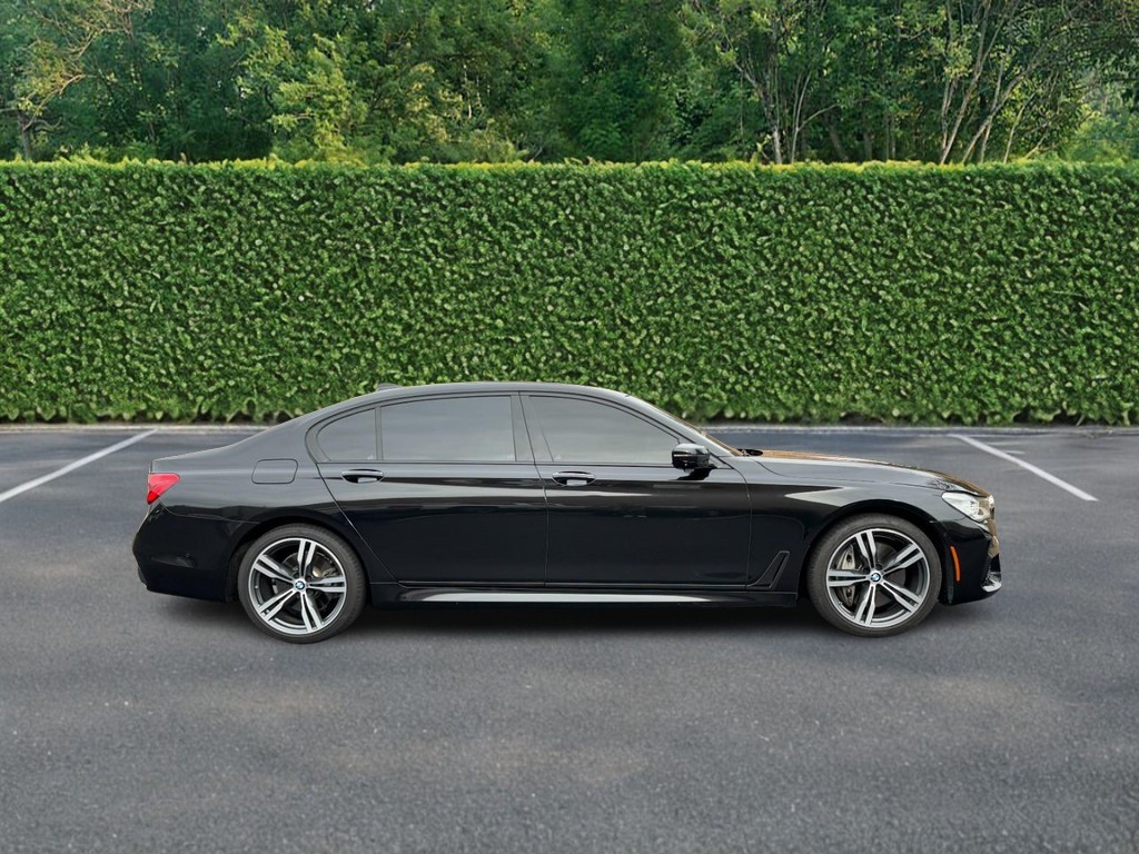 BMW 7 Series Vehicle Full-screen Gallery Image 02