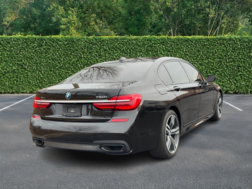 BMW 7 Series Vehicle Full-screen Gallery Image 03