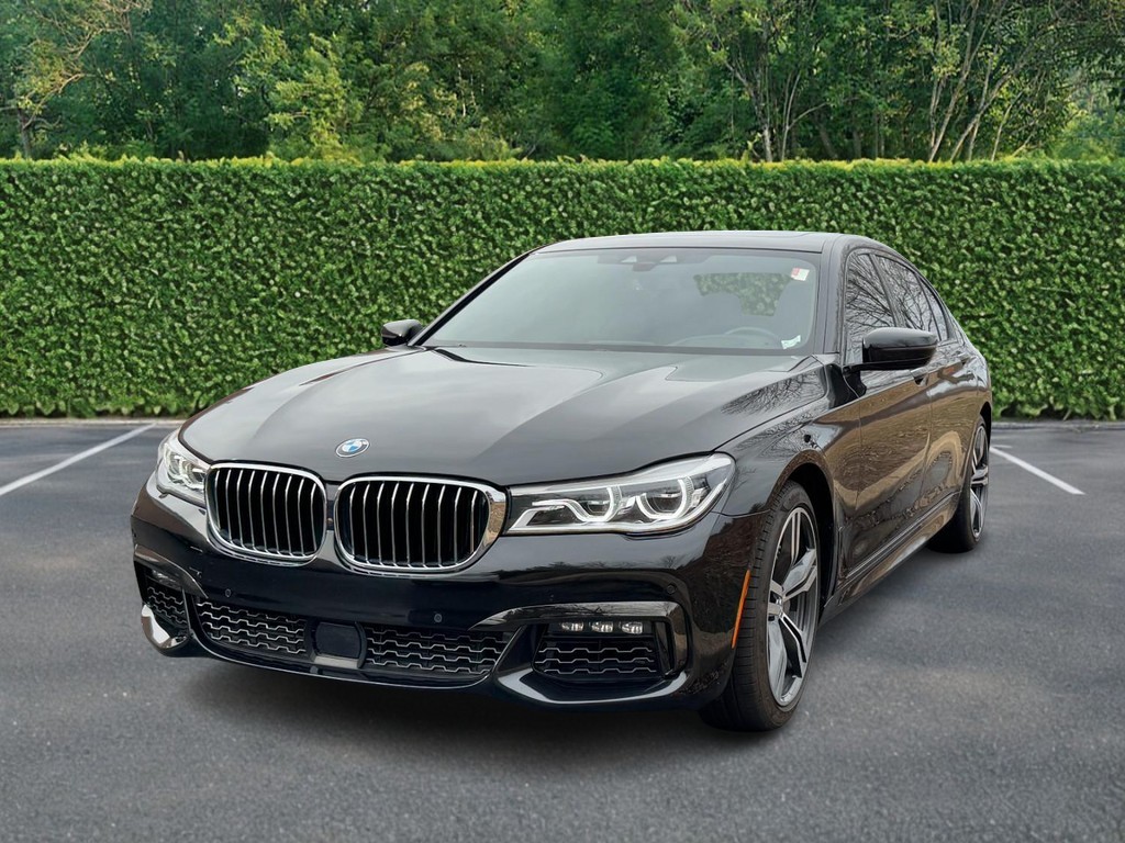 BMW 7 Series Vehicle Full-screen Gallery Image 06