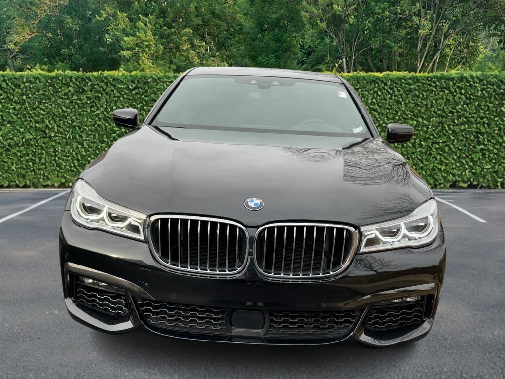 BMW 7 Series Vehicle Full-screen Gallery Image 07