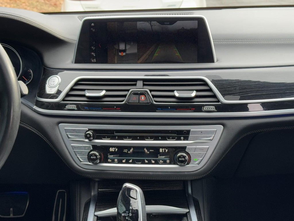 BMW 7 Series Vehicle Full-screen Gallery Image 13