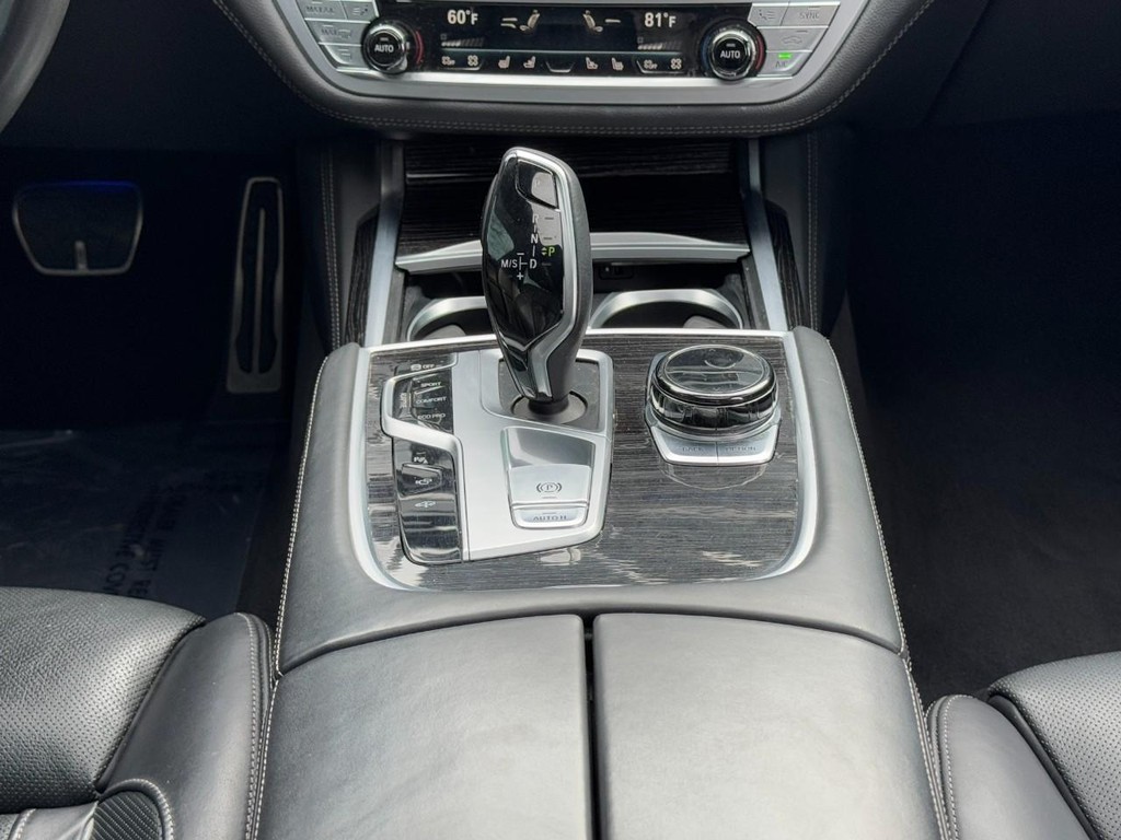 BMW 7 Series Vehicle Full-screen Gallery Image 14