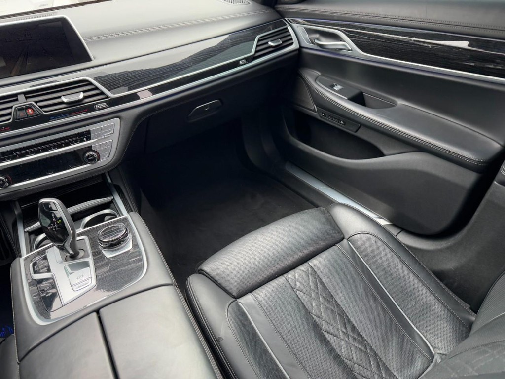 BMW 7 Series Vehicle Full-screen Gallery Image 15